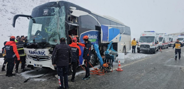 erzincanda-yolcu-otobusu-tira-carpti-3-yarali.jpg
