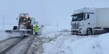kar-ve-tipi-ulasimi-kilitledi-cok-sayida-yol-kapali-e6437acb-dc42-4b91-8e32-24f4ab6141e3.webp.webp.webp