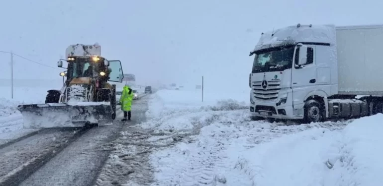 kar-ve-tipi-ulasimi-kilitledi-cok-sayida-yol-kapali-e6437acb-dc42-4b91-8e32-24f4ab6141e3.webp.webp.webp